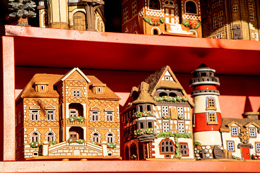 10 Days before Christmas Dec 15 - 24: Imported Retail Hut (not made by owner)